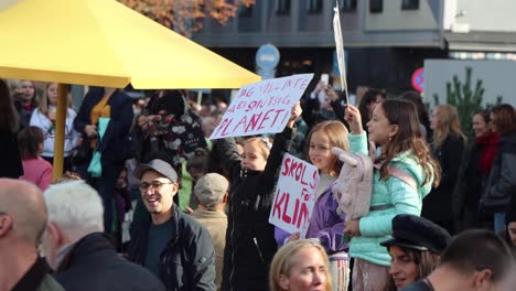 Niños-Con-Carteles-Cantando-En-Manifestación-Climática-En-Estocolmo,-Suecia
