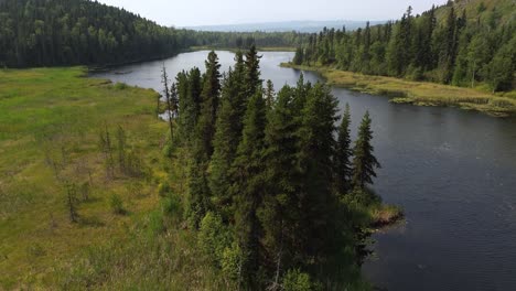 Luftaufnahme-Einer-Drohne-Vom-Sockel,-Die-Den-Blick-Auf-Den-Seeley-Lake-Provincial-Park-Mit-Wunderschönen-Alpinen-Bäumen-Freigibt,-Die-Die-Landschaft-Bedecken,-Smithers,-Kanada