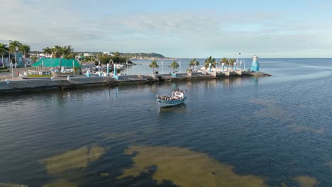 Los-Pelícanos-Se-Sientan-Acurrucados-En-Un-Barco-En-Una-Ciudad-Mexicana-De-Campeche.