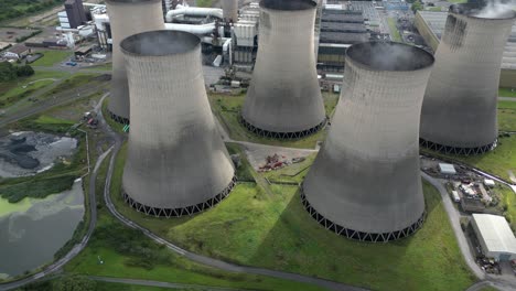 Luftaufnahme-Mit-Blick-Auf-Das-Kraftwerk-Ratcliffe-on-Soar-Mit-Dampfenden-Trichterkühltürmen