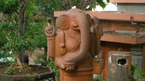 Estatua-Naranja-De-Ganesha-O-Ganapati-En-El-Jardín-Del-Templo-Po-Nagar-Cham,-Nha-Trang,-Vietnam