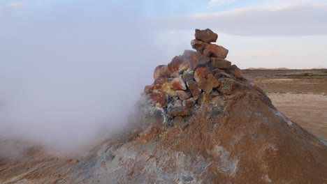 Dampfend-Heiße-Fumarole-Im-Geothermischen-Feld-Namaskard-Rund-Um-Den-Vulkan-Krafla-Im-Norden-Islands