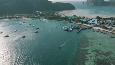 Zeitlupen-Drohnenaufnahmen-Von-Booten,-Die-Den-Hafen-Auf-Den-Phi-Phi-Inseln-In-Thailand-Verlassen