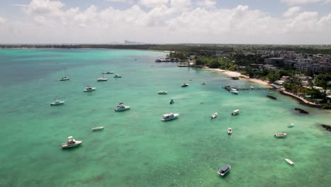 North-Beach,-Mauritius,-Mit-Booten-Auf-Türkisfarbenem-Wasser,-Sonniger-Tag,-Luftaufnahme