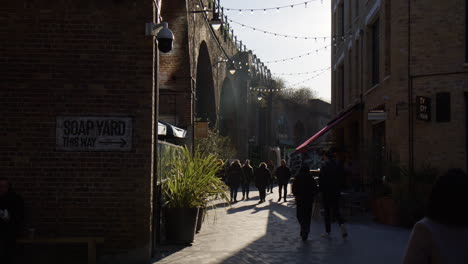 Southwark,-Londres,-Reino-Unido---Los-Individuos-Activos-Maniobrando-A-Través-Del-Carril-Sucio-De-Los-Animados-Patios-Del-Municipio---Cámara-Lenta