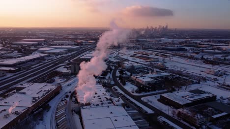 Eine-Dampfende-Fabrik-In-Kanada-Im-Winter