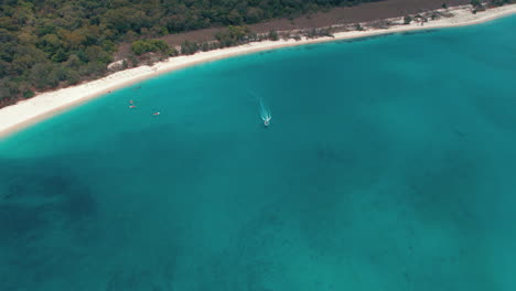 Boat-living-the-beach,-in-holiday,-remote-location-of-Airlie-Beach