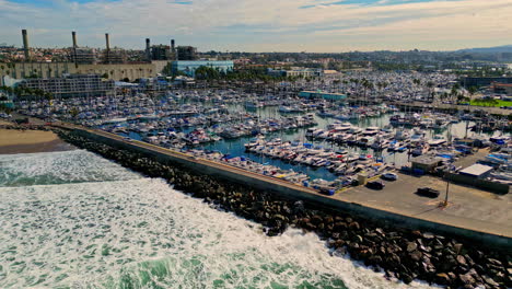 Vista-Aérea-Sobre-El-Puerto-Deportivo-King-Harbour-Yacht-Club-En-Redondo-Beach,-California,-EE.UU.