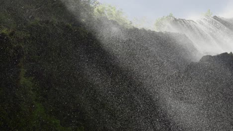 Vista-Panorámica-De-Gotas-De-Agua-Cayendo-De-Las-Rocas-De-Una-Cascada-En-Filipinas