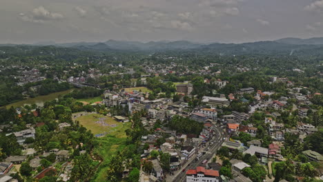 Kandy-Sri-Lanka-Drone-Cinematográfico-Aéreo-V3-Vuela-A-Lo-Largo-De-La-A9-Katugastota-Rd-A-Través-Del-Río-Mahaweli-Capturando-El-Paisaje-Urbano-De-Los-Suburbios-De-Wattarantenna-Y-Weerakoon-Gardens---Filmado-Con-Mavic-3-Cine---Abril-De-2023