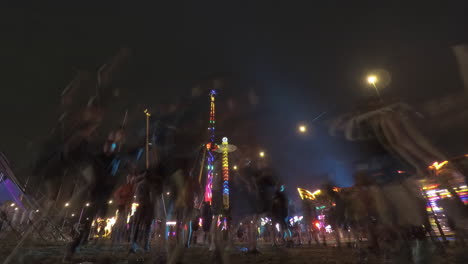 Zeitraffer-Der-Kirmes-Bei-Nacht,-Fahrgeschäfte-Im-Hintergrund