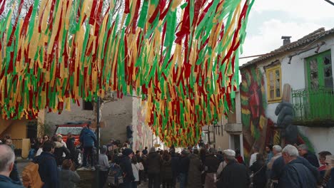 Festliche-Karnevalsbänder-Drapiert-über-Podence