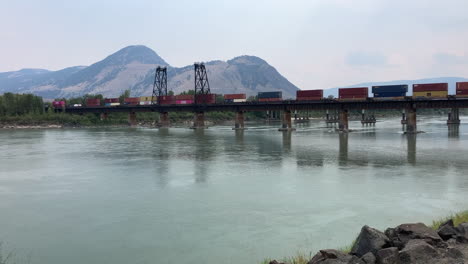 Transport-Wandteppich:-CN-Zug-Auf-Der-Kamloops-River-Bridge