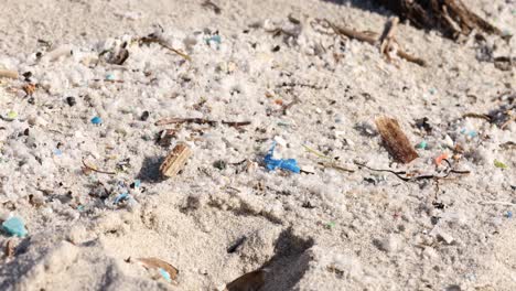 Mikroplastikverschmutzung-Im-Strandsand-Wirft-Ein-Licht-Auf-Umweltprobleme