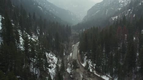 Coche-Conduciendo-A-Través-Del-Cañón-American-Fork-En-Invierno,-Toma-Aérea