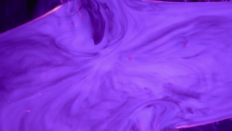 Forma-De-Estrella-Fluida-Púrpura-Abstracta-Expandiéndose-En-Fluido