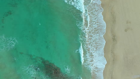 Von-Oben-Nach-Unten-Aufgenommene-Drohne-Mit-Luftaufnahmen-Der-Küste-Zyperns