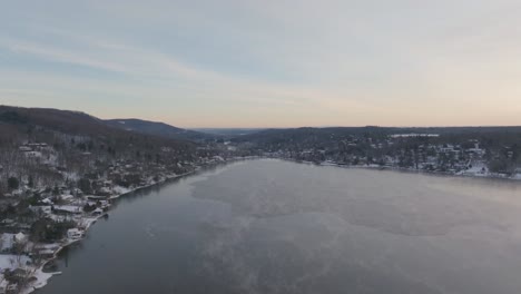 Teilweise-Zugefrorener-See-Bei-Sonnenaufgang-Im-Winter-In-Der-Provinz-Quebec,-Kanada