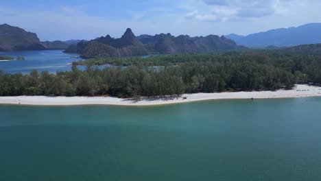 Isla-En-La-Playa-De-Arena-Malysia-Langkawi