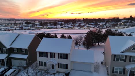 Amerikanische-Nachbarschaft-Mit-Schnee-Bedeckt-Unter-Orangefarbenem-Sonnenuntergang-Im-Winter
