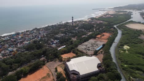 Luftaufnahmen-Zeigen-Die-Atemberaubende-Küste-Der-Bucht-Von-Bengalen-Sowie-Die-Gesamte-Stadt-Puducherry