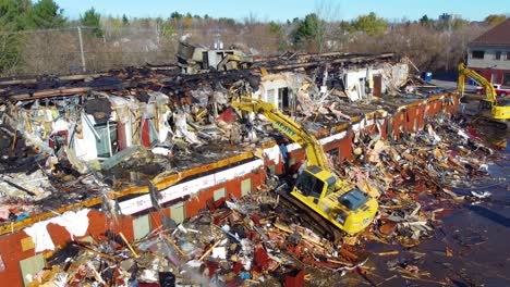 Retroexcavadora-Demoliendo-Un-Edificio-Comercial-Dañado-Por-Un-Incendio-En-Blainville,-Quebec,-Canadá