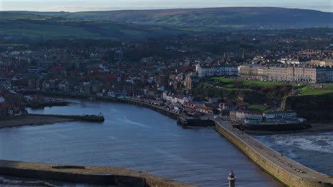 Toma-De-Drones-En-La-Ciudad-Costera-De-Whitby-Durante-La-Marea-Alta-En-Yorkshire