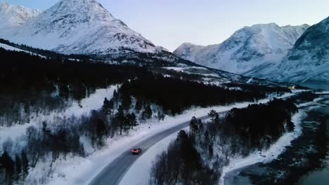 Vista-Aérea-Del-Hermoso-Paisaje-De-Los-Alpes-De-Lyngen,-Noruega.