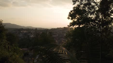 Idyllic-Twilight-Haze-over-Salento,-Colombia's-Rooftops---zoom-out