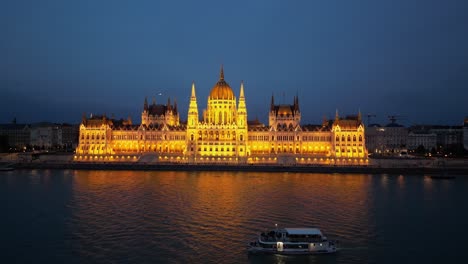 Nachtbootstour-Auf-Der-Donau-Entlang-Des-Parlamentsgebäudes-In-Budapest,-Ungarn---Luftaufnahme-4k