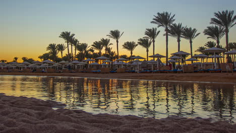 Zeitraffer-Eines-Farbenfrohen-Sonnenuntergangs-An-Einer-Lagune-In-Einem-Tropischen-Resort-In-Ägypten-