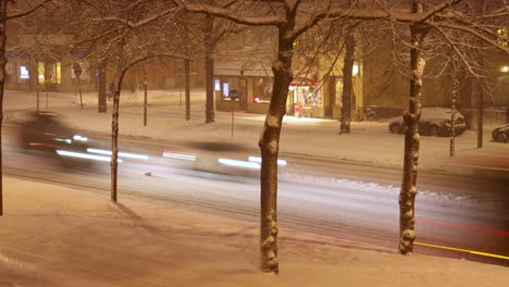 Timelapse-Del-Tráfico-Callejero-En-Una-Noche-Nevada-De-Invierno-En-Estocolmo,-Suecia