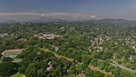 Peradeniya,-Sri-Lanka:-Luftaufnahme-Eines-Universitätscampus-Mit-Einer-V7-Drohne-Aus-Großer-Höhe,-Die-Die-Landschaftsansichten-Des-Mahaweli-Flusses,-Der-A1-Straße-Und-Der-Hügellandschaft-Der-Vororte-Von-Kandy-Einfängt-–-Aufgenommen-Mit-Mavic-3-Cine-–-April-2023