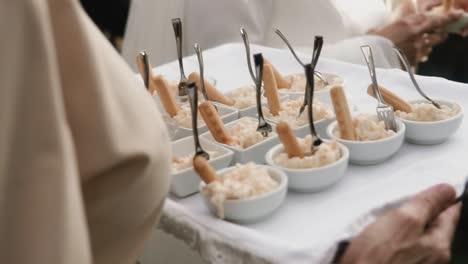 El-Camarero-Camina-Con-Una-Bandeja-De-Deliciosos-Bocadillos-En-Un-Evento-De-Boda.