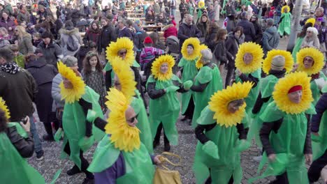 Erwachsene,-Die-Als-Sonnenblumen-Verkleidet-Sind,-Tanzen-Während-Der-Jährlichen-Karnevalsfeier-Namens-Gnoccolada-In-Brixen,-Südtirol,-Italien