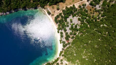 Foki-Strand-Mit-Klarem,-Türkisfarbenem-Wasser,-Kefalonia,-Griechenland,-Sonniger-Tag,-Luftaufnahme