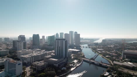 Drone-Vuela-Sobre-El-Centro-Del-Río-Tampa-Bay