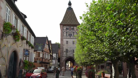 Bergheim-Es-Una-Ciudad-Completamente-Fortificada-Y-Tiene-Una-Iglesia-De-Finales-De-La-Edad-Media,-Además-De-Torres-Y-Murallas-Que-Aún-Se-Conservan.