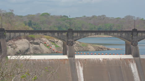 Nahaufnahme-Des-Madden-Damms-Und-Eines-Aufgrund-Der-Dürre-In-Panama-Leeren-Alajuela-Sees