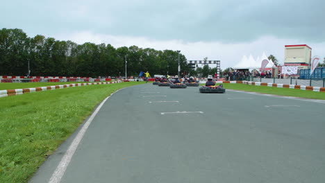 Inicio-De-La-Carrera-De-Karting-Con-Los-Conductores-Despegando-Desde-La-Posición-Inicial