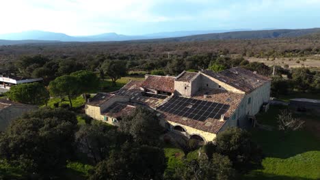 Solarbetriebenes-Anwesen-In-Der-Landschaft-Des-Languedoc,-Frankreich---Luftaufnahme