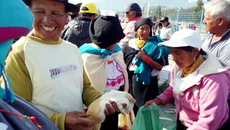 Ecuatorianos-Locales-Intercambiando-Productos-En-El-Mercado-De-Otavalo,-Luz-Brillante,-Interacción-Cultural-Vibrante