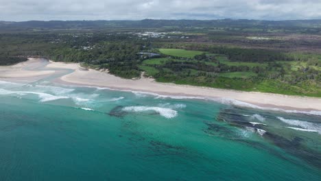 Long-Stretch-Of-Sand-At-Belongil-Beach-In-Byron-Bay,-NSW,-Australia---Aerial-Drone-Shot