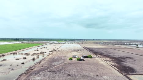 Drohnenaufnahmen-Von-Nebenstrecken-Der-Golarchi-Farm-In-Sindh-An-Einem-Sonnigen-Tag-Mit-Einigen-Wolken