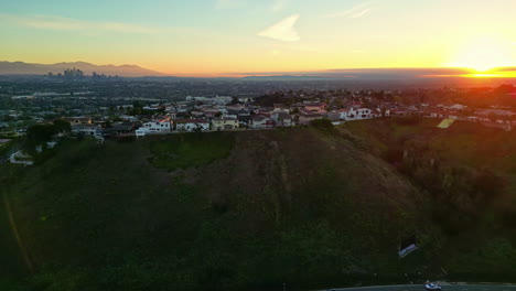 Sonnenaufgang-Zur-Goldenen-Stunde-über-Dem-Kenneth-Hahn-View-Point-In-Los-Angeles,-Kalifornien