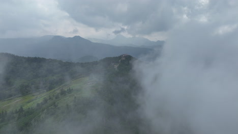 Drohne-Fliegt-Durch-Wolken-Im-Shiga-Hochland,-Düsterer-Sommertag-In-Japan