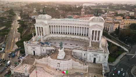 Wunderschöner-Drohnenschuss-über-Dem-Altare-Della-Patria,-Dem-Altar-Des-Vaterlandes-Bei-Sonnenaufgang-In-Rom,-Italien