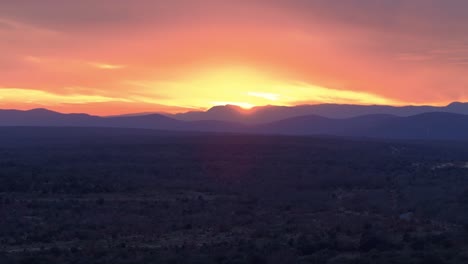 Wunderschöner-Malerischer-Sonnenuntergang-über-Dem-Bergigen-Horizont-Mit-Wildem-Gelände