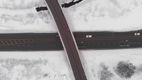 Una-Bulliciosa-Carretera-Y-Un-Paso-Elevado-En-Un-Día-De-Invierno-En-Noruega---Toma-Aérea-Con-Drones