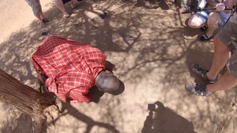 Un-Hombre-Masai-Africano-Hace-Una-Hoguera-Y-Muestra-A-Los-Turistas-Cómo-Iniciar-El-Fuego,-Kenia